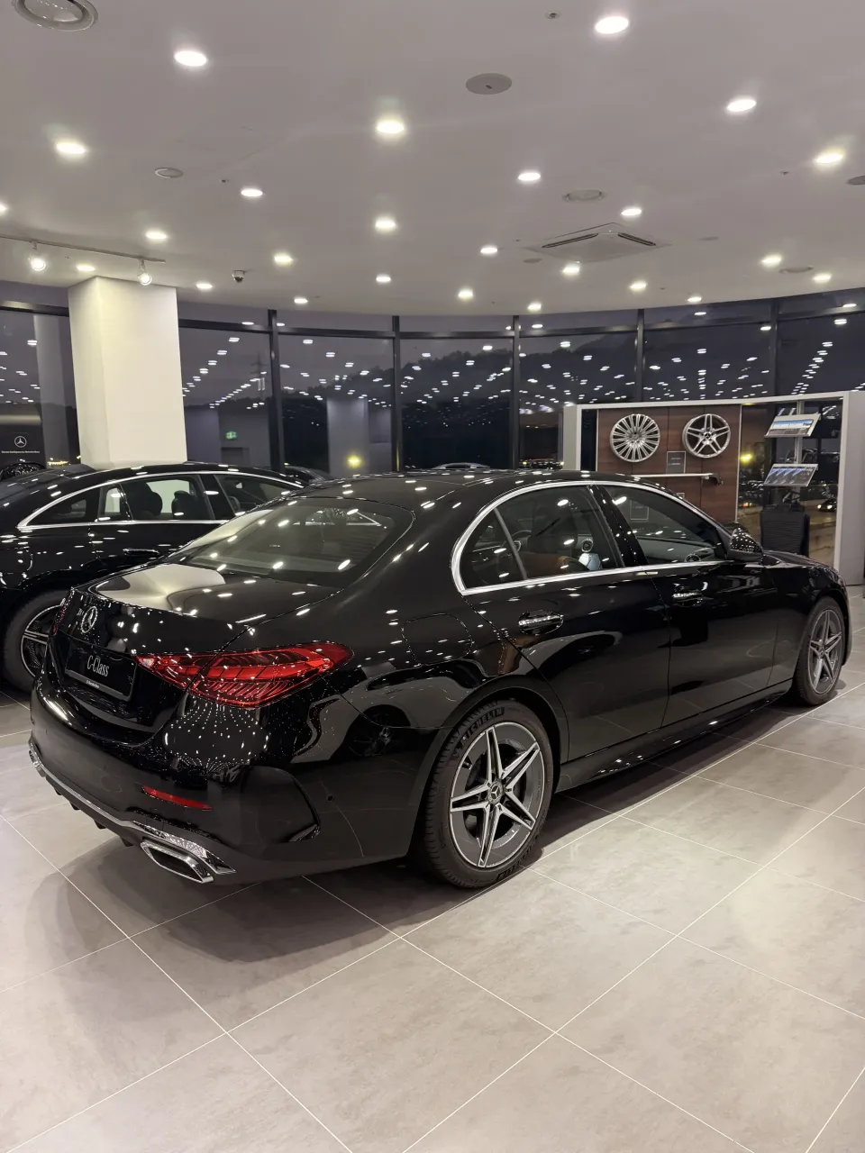 전시 홀의 검은색 벤츠 C-Class 세단 후측면