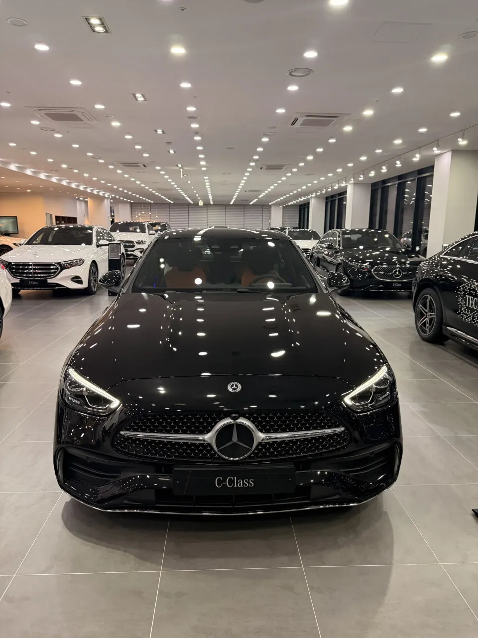 의정부 전시장에 전시된 검은색 메르세데스-벤츠 C-Class 세단 전면