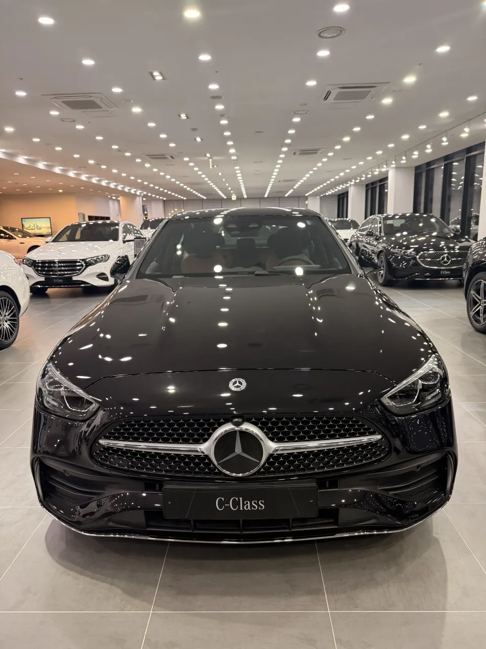 전시 홀 중앙에 놓인 검은색 벤츠 C-Class 세단 정면