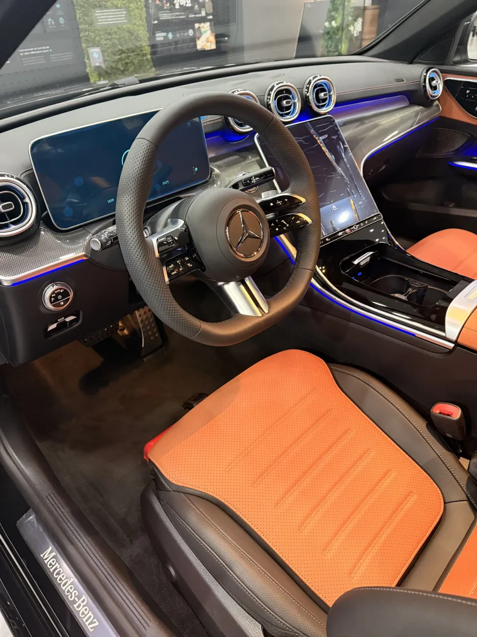 벤츠 C-Class 스티어링 휠과 계기판, 앰비언트 라이트가 켜진 실내