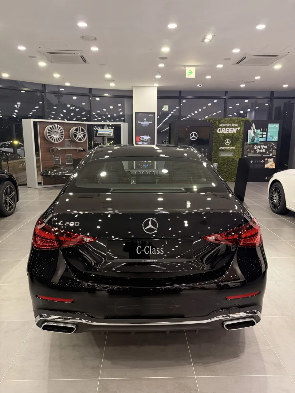 검은색 벤츠 C-Class 세단 후면과 트렁크의 C-Class 배지
