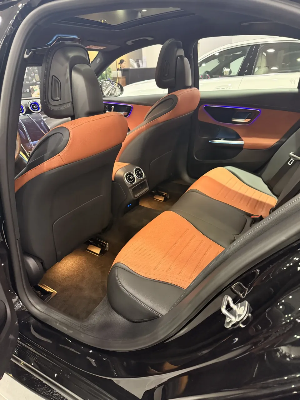 벤츠 C-Class 뒷좌석과 도어 트림