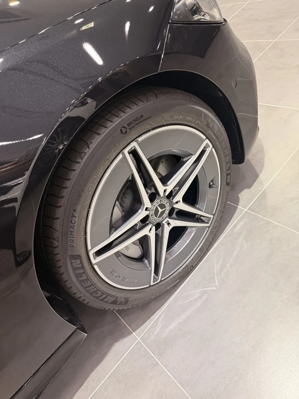 벤츠 C-Class 휠과 타이어 클로즈업