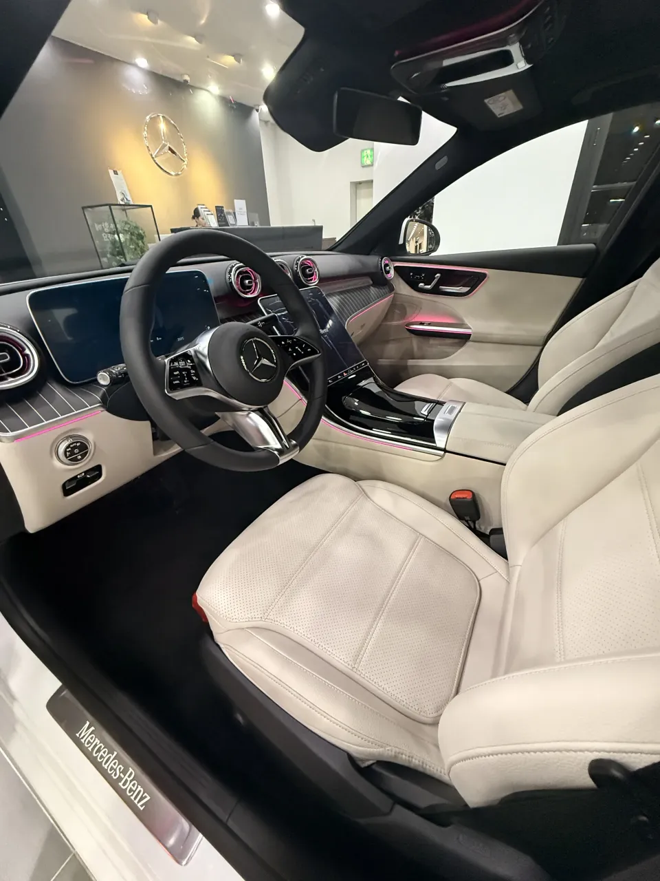 벤츠 C-Class 운전석 도어를 열고 본 실내
