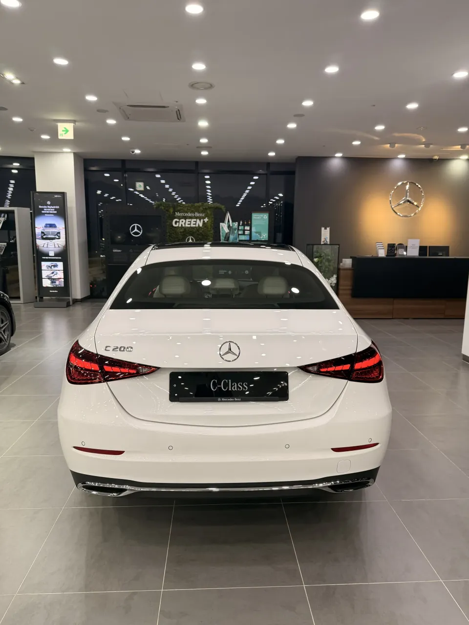쇼룸에서 본 흰색 벤츠 C-Class 후면