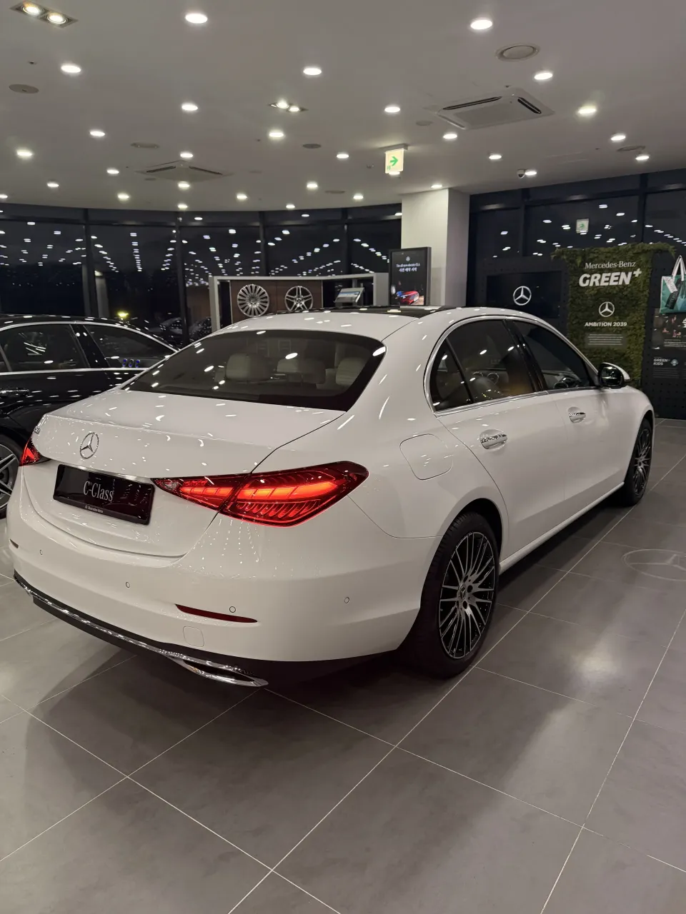 흰색 벤츠 C-Class 세단 후측면과 테일램프