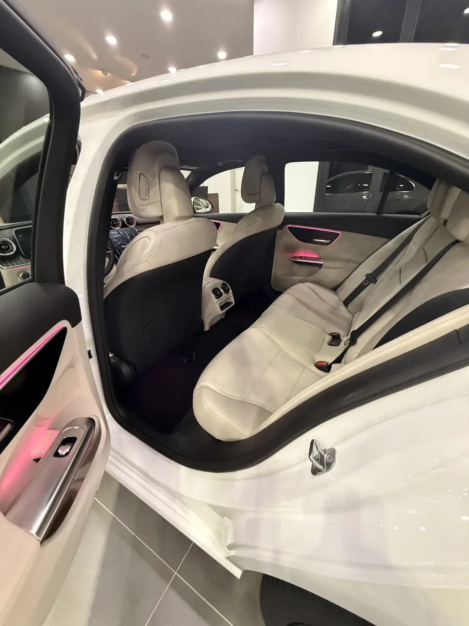 도어 쪽에서 본 벤츠 C-Class 뒷좌석 공간