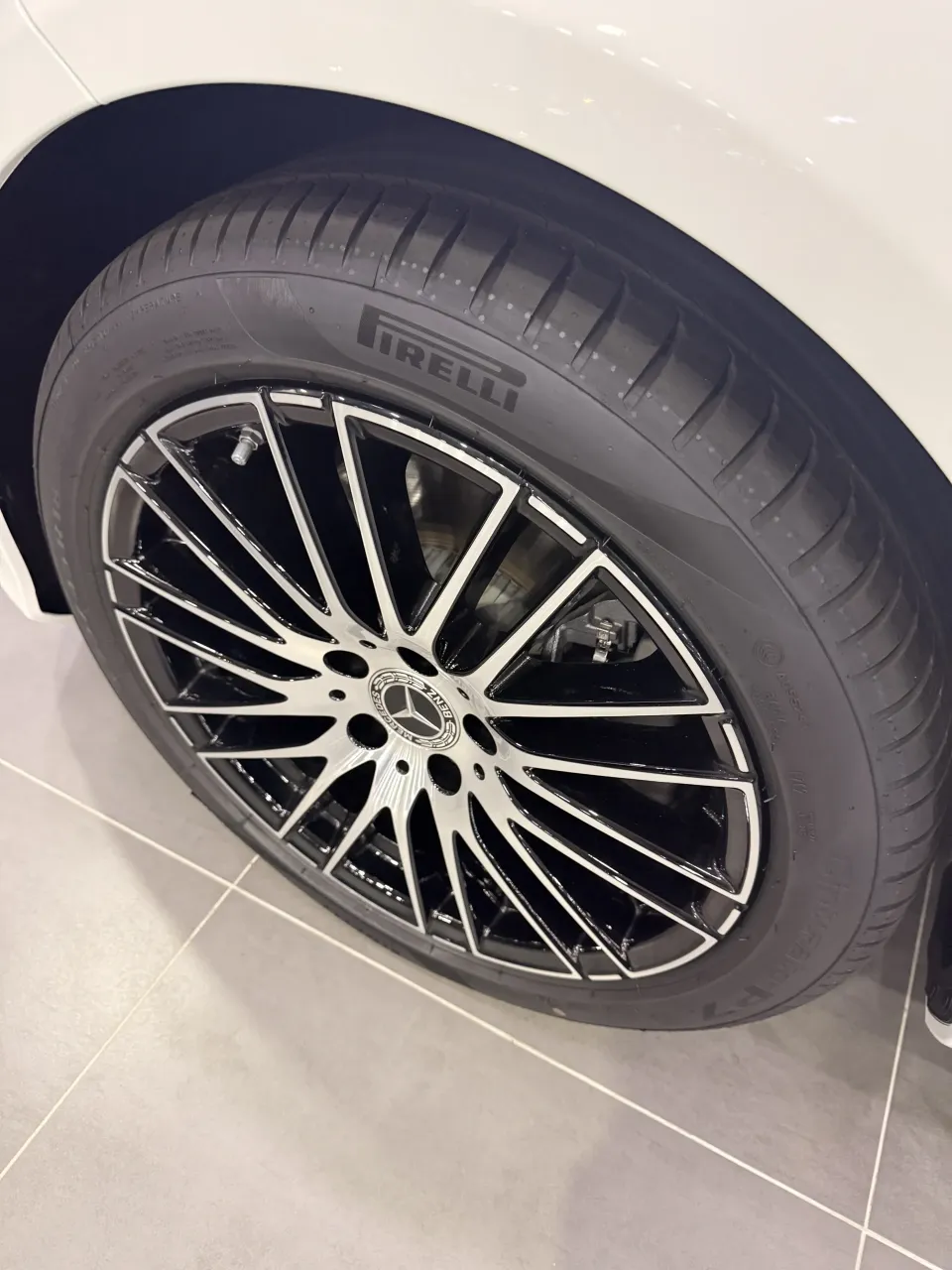 벤츠 C-Class 멀티스포크 휠과 타이어 클로즈업