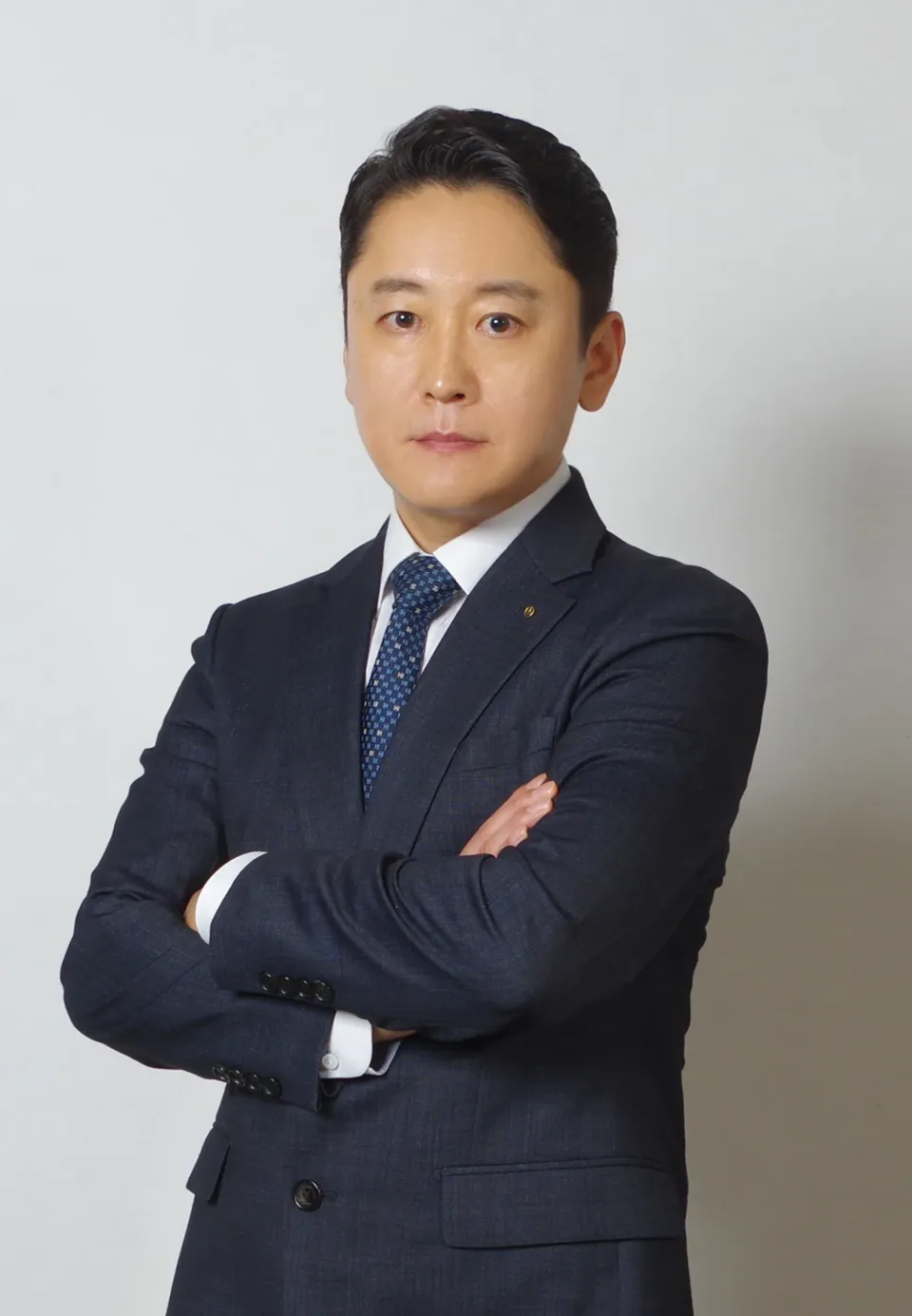 메르세데스-벤츠 의정부 전시장 구명우 딜러가 팔짱을 끼고 서 있는 프로필 사진