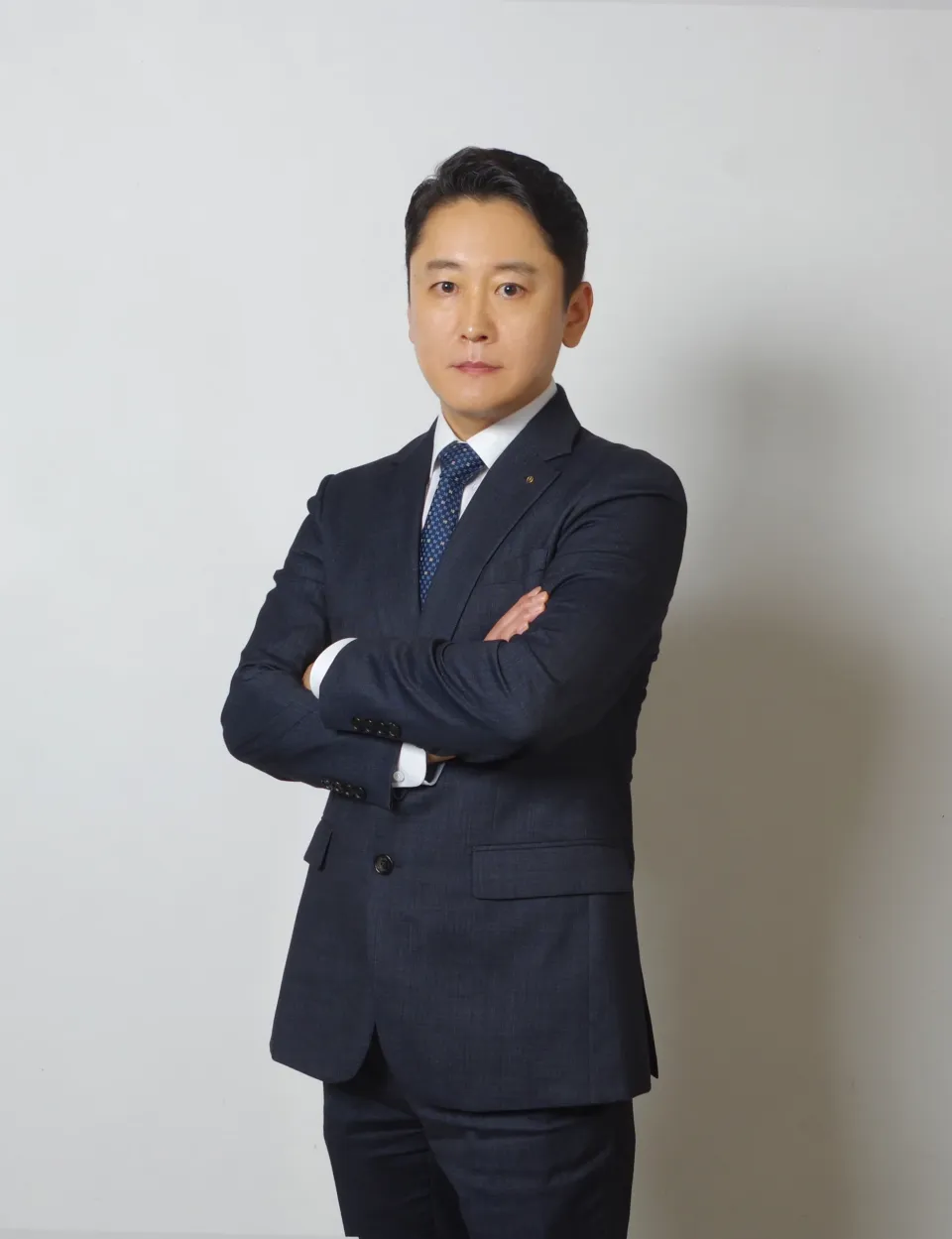 짙은 네이비 정장을 입은 구명우 딜러의 전신 프로필 사진